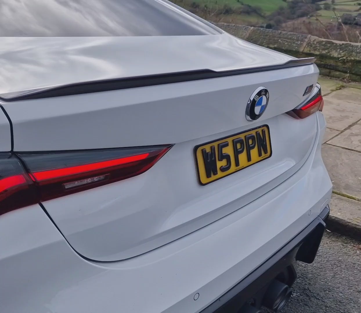 Load video: BMW G22 Black Rear Badge Surround Roundel - GLOSS BLACK m4 4 Series G82 G83